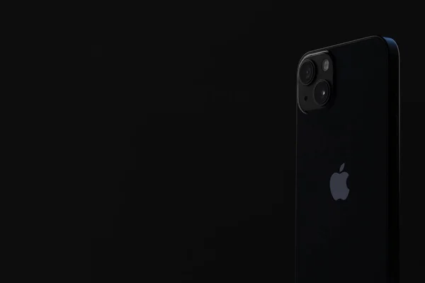 Zwarte mobiele telefoon iPhone 13 tegen een zwarte muur — Stockfoto