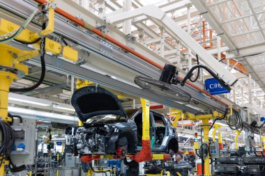 Minsk, Belarus - 15 Aralık 2021: araba cesetleri montaj hattında. Araba üretim fabrikası. Modern otomotiv endüstrisi. Yüksek teknoloji ürünü bir şirkette boyanmadan önce kontrol edilen bir araba.