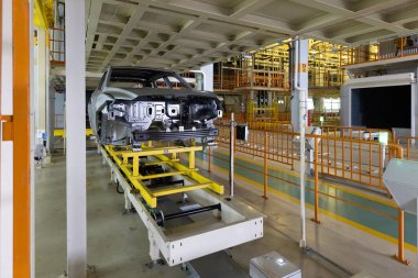 Araba cesetleri montaj hattında. Araba üretim fabrikası. Modern otomotiv endüstrisi