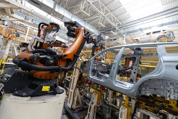 Foto de la línea de producción de automóviles. Cuerpo del coche de soldadura. Moderna planta de montaje de automóviles. Industria automotriz. Interior de una fábrica de alta tecnología, producción moderna —  Fotos de Stock