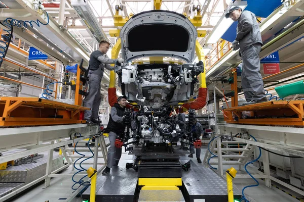 2021年12月15日：白俄罗斯明斯克：汽车生产线。焊接车体。现代汽车装配厂.汽车工业。一个高科技工厂的内部，现代生产 — 图库照片