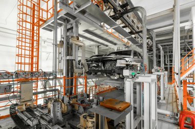 Otomobil üretim hattı. Kaynak araba gövdesi. Modern araba montaj tesisi. Otomobil endüstrisi. Yüksek teknolojili bir fabrikanın içinde.