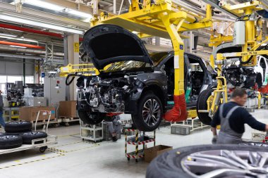 Araba cesetleri montaj hattında. Araba üretim fabrikası. Modern otomotiv endüstrisi. Yüksek teknoloji ürünü bir şirkette boyanmadan önce kontrol edilen bir araba.