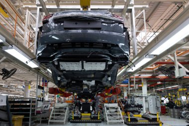 Minsk, Belarus - 15 Aralık 2021: otomobil üretim hattı. Modern araba montaj tesisi. Yüksek teknoloji ürünü bir fabrikanın içinde.
