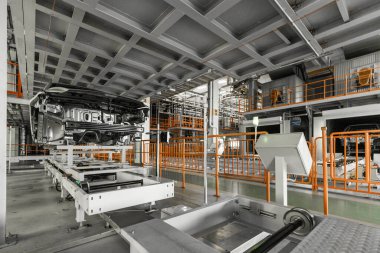Araba cesetleri montaj hattında. Araba üretim fabrikası. Modern otomotiv endüstrisi