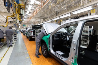 Araba cesetleri montaj hattında. Araba üretim fabrikası. Modern otomotiv endüstrisi. Elektrikli araba fabrikası, taşıyıcı