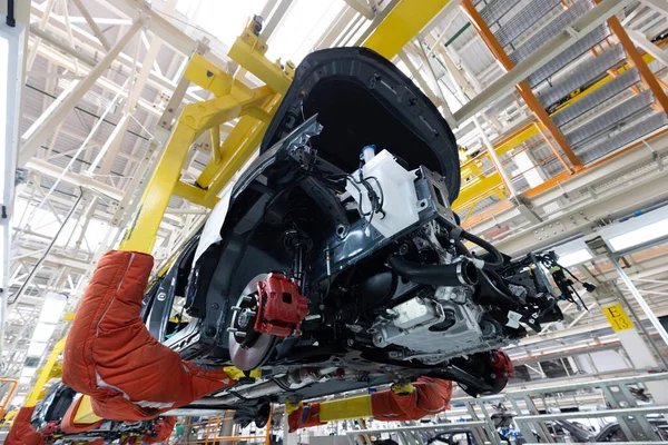 Automobil-Produktionslinie. Karosserie schweißen. Modernes Montagewerk für Autos. Automobilindustrie. Innenraum einer High-Tech-Fabrik, moderne Produktion — Stockfoto