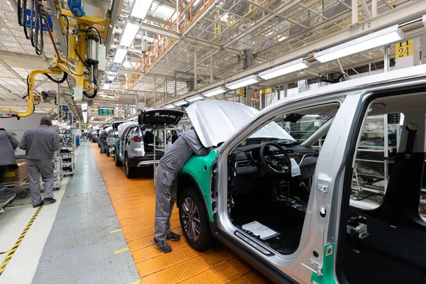 Karosserien laufen am Fließband. Fabrik für die Produktion von Autos. Moderne Automobilindustrie. Fabrik für Elektroautos, Förderband — Stockfoto