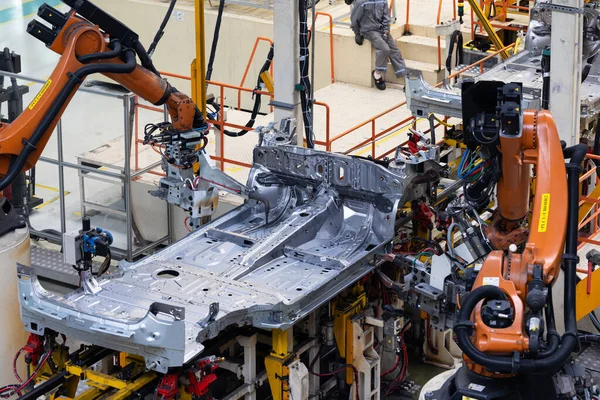 Foto da linha de produção de automóveis. A soldar o corpo do carro. Planta de montagem de carro moderno. Indústria automóvel. Interior de uma fábrica de alta tecnologia, produção moderna — Fotografia de Stock