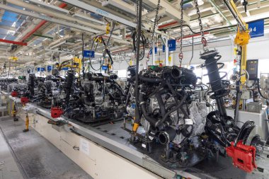 Otomobil üretim hattının fotoğrafı. Kaynak araba gövdesi. Modern araba montaj tesisi. Otomobil endüstrisi. Bir yüksek teknoloji fabrikası, modern üretim.