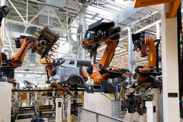 Φωτογραφία από τη γραμμή παραγωγής αυτοκινήτων. Σύγχρονο εργοστάσιο συναρμολόγησης αυτοκινήτων. Αυτοκινητοβιομηχανία. Εσωτερικό ενός εργοστασίου υψηλής τεχνολογίας, σύγχρονη παραγωγή — Φωτογραφία Αρχείου
