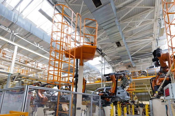 Otomobil üretim hattının fotoğrafı. Kaynak araba gövdesi. Modern araba montaj tesisi. Otomobil endüstrisi. Bir yüksek teknoloji fabrikası, modern üretim.