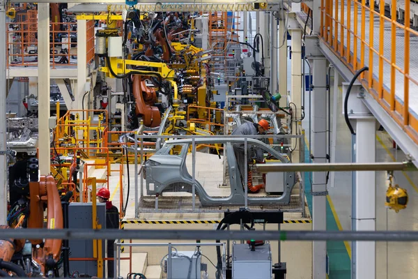 Foto da linha de produção de automóveis. A soldar o corpo do carro. Planta de montagem de carro moderno. Indústria automóvel. Interior de uma fábrica de alta tecnologia, produção moderna — Fotografia de Stock