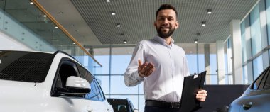 Genç, güzel, kıvırcık, esmer, samimi duyguları olan bir kadın. Arka plandaki duvarda izole edilmiş, fotokopi alanı olan koyu kırmızı süveter giyen bir kadın. Kolay kavram