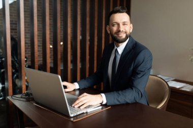 İş yerindeki arkadaş canlısı yönetici gülümseyerek bakıyor. Yeni müşterilerle tanışıyoruz.