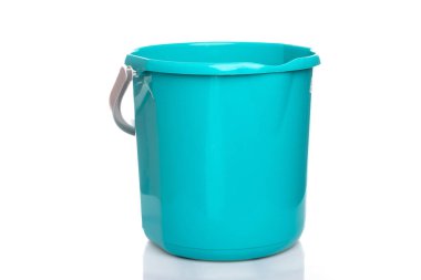 Beyaz izole arkaplanda turkuaz renkli boş plastik kova