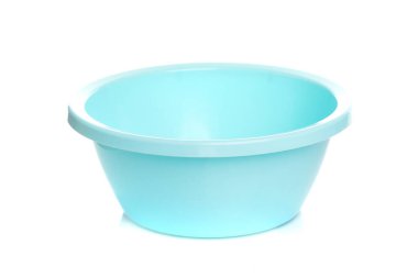 Beyaz arkaplanda turkuaz renkli plastik boş kase