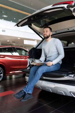 Arabanın bagajındaki sürücü, aile üyelerinin arabalarını sigorta poliçesi olarak seçer.