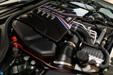 Güçlü motoru olan bir BMW 'nin motor bölmesi.