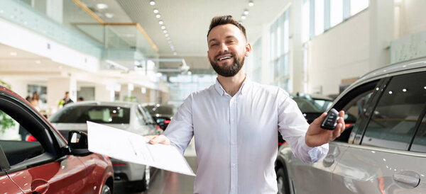 an employee of an insurance company draws up an insurance policy when buying a new car in a car dealership