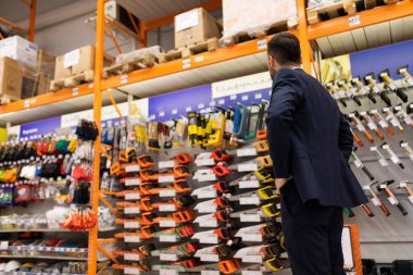 Bir inşaat hipermarketinde dükkan sahibi vitrinleri inceliyor