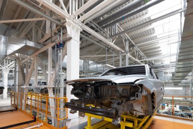 Araba cesetleri montaj hattında. Araba üretim fabrikası. Modern otomotiv endüstrisi. Yüksek teknoloji ürünü bir şirkette boyanmadan önce kontrol edilen bir araba.