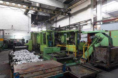 Otomobil montajının fotoğraf çekimi. Otomobil fabrikası. Otomobil parçaları. Motor fabrikası. Bitki konsepti ve iç mekan