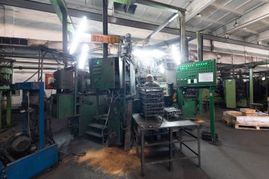 Çelik yapıları olan büyük bir sanayi binasının içi. Araba üretim tesisi. Sanayi ve makine konsepti