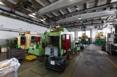 Modern otomobil üretim atölyesi. Çelik yapısı olan bir fabrika. Araba üretim tesisi. Endüstriyel manzara arka planı