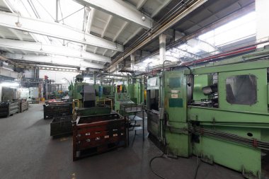 Otomobil montaj üretimi. Araba fabrikası. Otomobil parçaları. Motor fabrikası. Bitki konsepti ve iç mekan