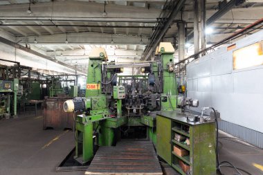 Çelik yapıları olan büyük bir sanayi binasının içi. Araba üretim tesisi. Sanayi ve makine konsepti