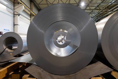 Metalik makine üretim hattının çatısındaki metal fayansların yakından çekilmiş fotoğrafı. Üretim ve üretim