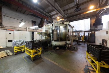 Modern otomobil imalat atölyesinin fotoğrafı. Araba üretimi. Endüstriyel manzara arka planı