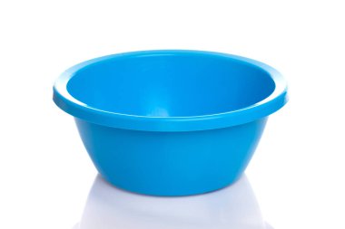Beyaz izole arkaplanda plastik mavi kase