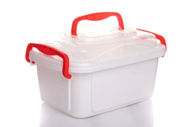 Öğle yemeği için kırmızı saplı beyaz plastik konteynır beyaz izole bir arka planda