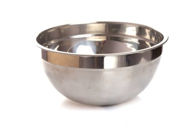 Metal krom cilalanmış salata kasesi beyaz izole arka planda boş