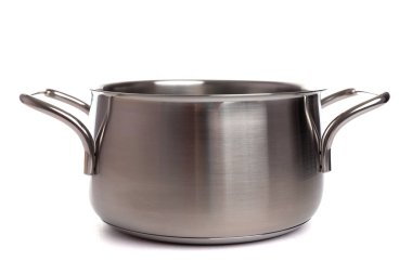 beyaz izole edilmiş arka planda metal tencereler