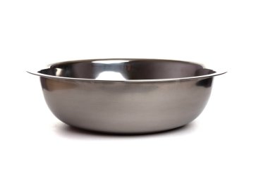 Mutfak cilalı metal kase beyaz arka planda izole