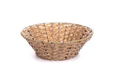 Beyaz arka planda açık kahverengi renkli küçük bir hasır sepet.