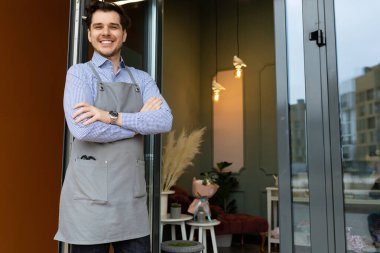 Tek mal sahibi, dükkanın yanındaki müşterileri karşılamaktan memnun olur.