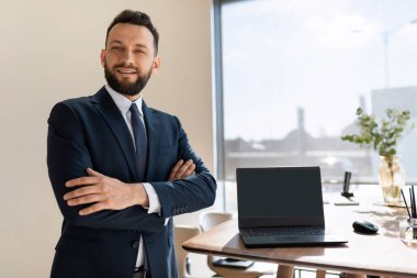 Sigorta acentesi laptopta karlı bir sigorta teklifi gösteriyor.