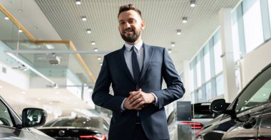 Başarılı bir avukat araba galerisinden yeni bir araba alır.