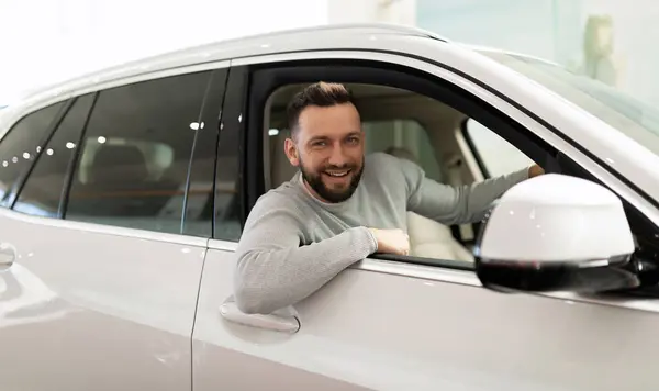 Un comprador en una sala de exposición de coches compró un coche nuevo e inmediatamente lo aseguró Fotos de stock libres de derechos