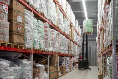 Sevkiyattan önce depoda depolama sistemi var.