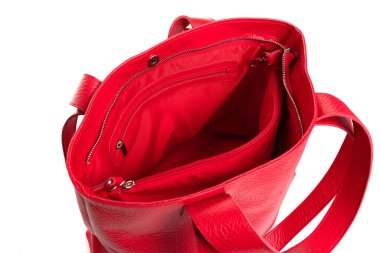 Cepli kırmızı deriden yapılmış kadın çantası ve içeriden birkaç bölme.