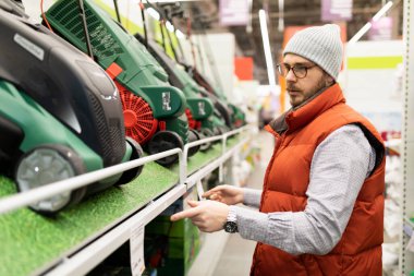 Alıcı, bahçıvanlık ve bahçıvanlık için mağazadaki çim biçme makinesinin modeliyle belirlenir.