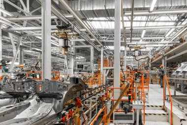 Otomobil üretim hattının fotoğrafı. Kaynak araba gövdesi. Modern araba montaj tesisi. Otomobil endüstrisi