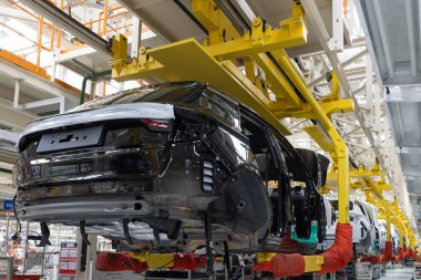 Otomobil üretim hattının fotoğrafı. Kaynak araba gövdesi. Modern araba montaj tesisi. Otomobil endüstrisi. Bir yüksek teknoloji fabrikası, modern üretim.