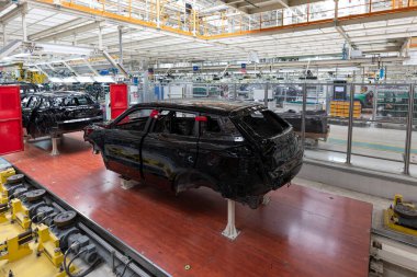 Araba cesetleri montaj hattında. Araba üretim fabrikası. Modern otomotiv endüstrisi. Yüksek teknoloji ürünü bir şirkette boyanmadan önce kontrol edilen bir araba.