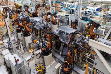 Araba cesetleri montaj hattında. Araba üretim fabrikası. Modern otomotiv endüstrisi. Elektrikli araba fabrikası, taşıyıcı